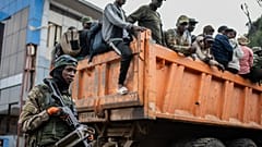 Antiguos miembros de las Fuerzas Armadas de la República Democrática del Congo y policías que supuestamente se rindieron a los rebeldes del M23 llegan a Goma en febrero.