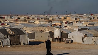 Une femme marche dans le camp d'al-Hol dans la province de Hasakeh au nord-est de la Syrie, le 30 janvier 2025.