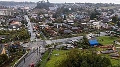 Bazı evler, 26 Mayıs 2025 Pazartesi günü Puerto Varas, Şili'yi vuran hortumun ertesi günü çatısız kaldı.