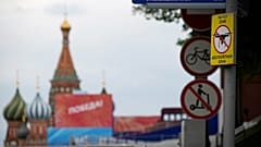 Rusya'nın başkenti Moskova'da, 3 Mayıs 2023 Çarşamba günü, Moskova Kremlin'inin yanında, Zafer Geçidi hazırlıkları için kapatılan boş Kızıl Meydan'da bir 'Uçuşa yasak bölge' işareti görülüyor.