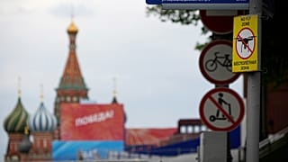 Rusya'nın başkenti Moskova'da, 3 Mayıs 2023 Çarşamba günü, Moskova Kremlin'inin yanında, Zafer Geçidi hazırlıkları için kapatılan boş Kızıl Meydan'da bir 'Uçuşa yasak bölge' işareti görülüyor.