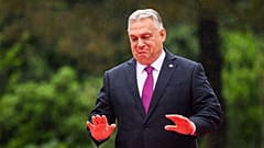 El primer ministro húngaro, Viktor Orbán, llega a la cumbre de la Comunidad Política Europea en la plaza Skanderbeg de Tirana, Albania, el viernes 16 de mayo de 2025. (Leon Ne