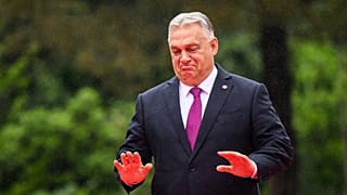 El primer ministro húngaro, Viktor Orbán, llega a la cumbre de la Comunidad Política Europea en la plaza Skanderbeg de Tirana, Albania, el viernes 16 de mayo de 2025. (Leon Ne
