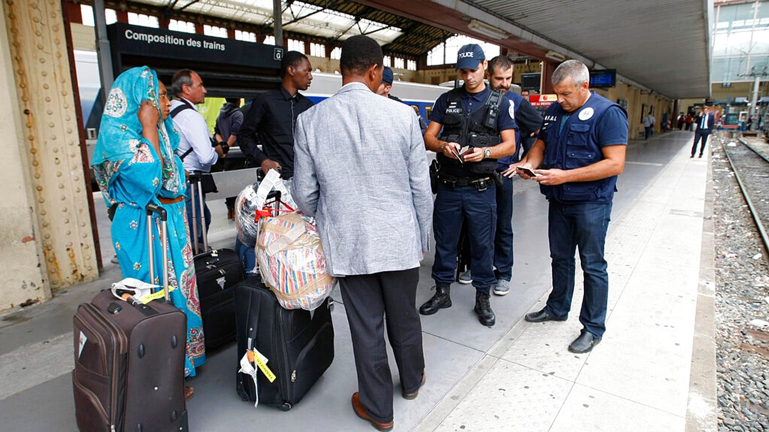 Francia rendőrök ellenőrzik a személyazonossági okmányokat a marseille-i Saint-Charles pályaudvaron