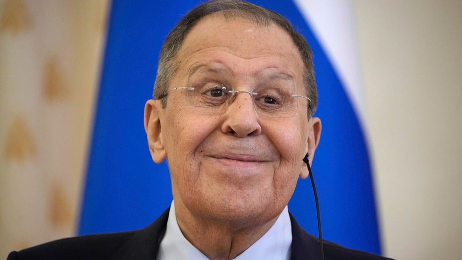وزير الخارجية الروسي سيرغي لافروف يبتسم خلال استقبال دبلوماسيين أفارقة بمناسبة يوم أفريقيا في موسكو، الإثنين 26 أيار/مايو 2025.
