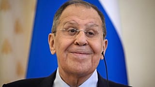 وزير الخارجية الروسي سيرغي لافروف يبتسم خلال استقبال دبلوماسيين أفارقة بمناسبة يوم أفريقيا في موسكو، الإثنين 26 أيار/مايو 2025.