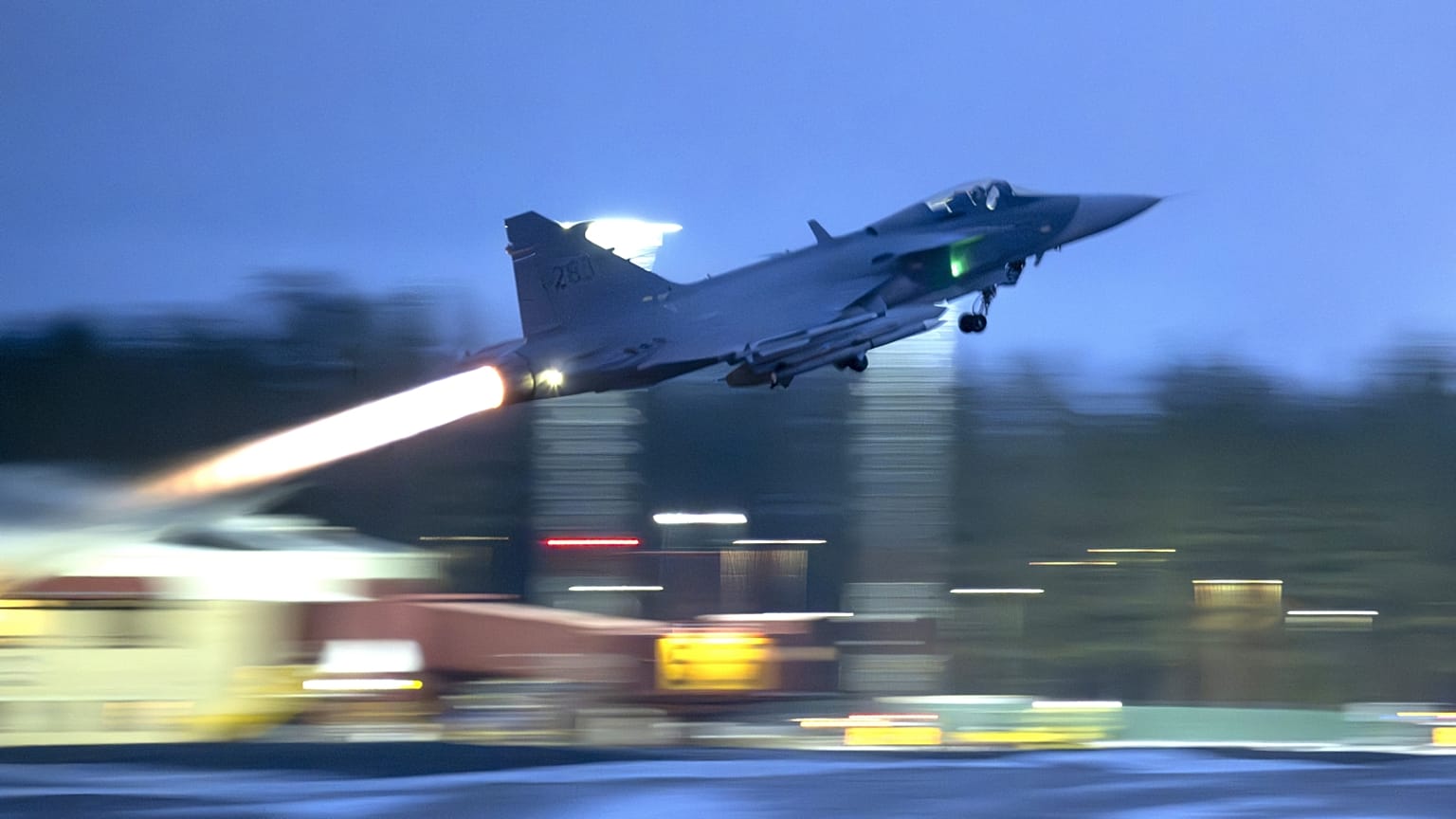 Svéd Gripen vadászgép száll fel egy észak-európai katonai gyakorlaton
