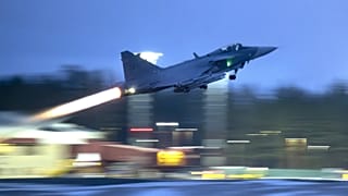 Svéd Gripen vadászgép száll fel egy észak-európai katonai gyakorlaton