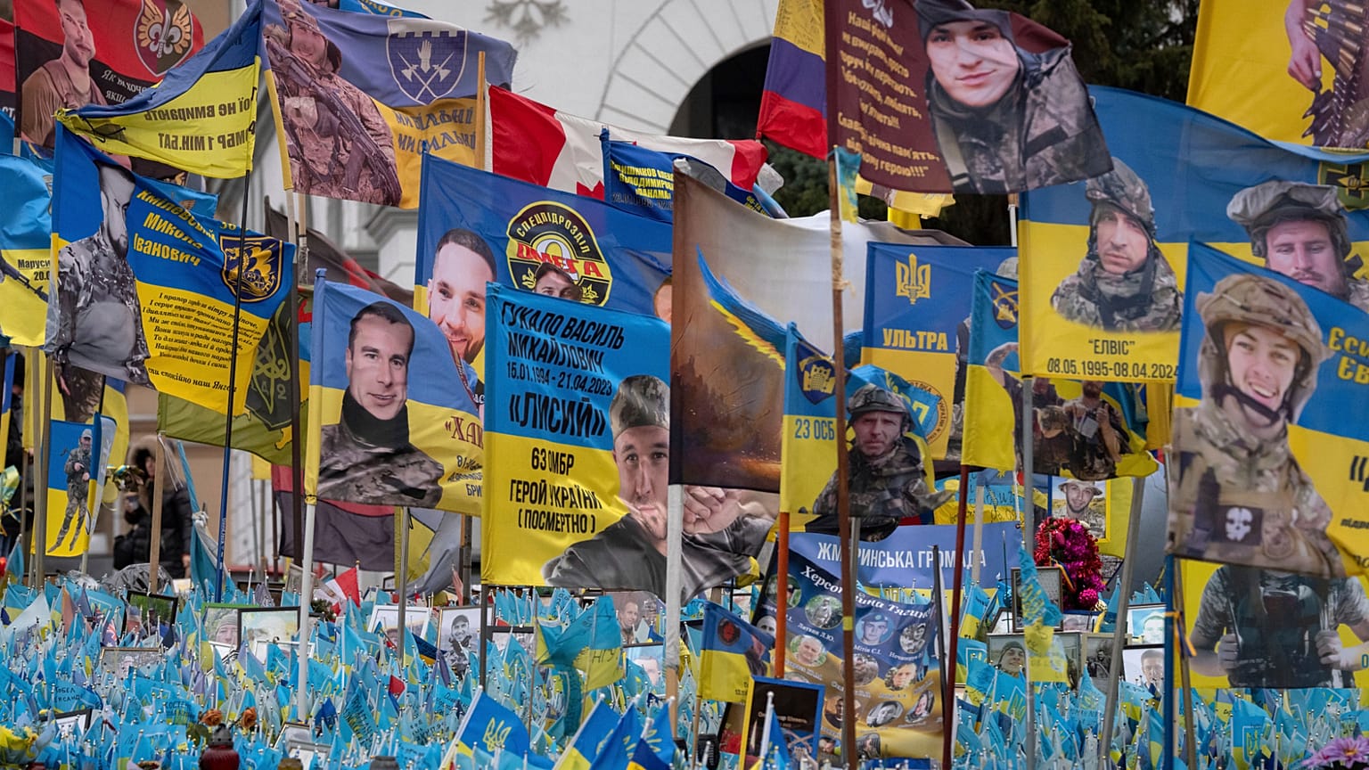 Des drapeaux avec des portraits de soldats flottent sur un mémorial de fortune pour les soldats ukrainiens tombés, sur la place de l'Indépendance à Kyiv, en Ukraine, vendredi 17 janvier 2025