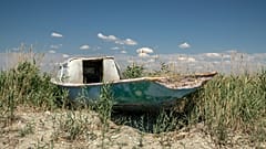 Изношенная лодка стоит у высохшего Аральского моря, недалеко от Аральска, 1 июля 2023 года