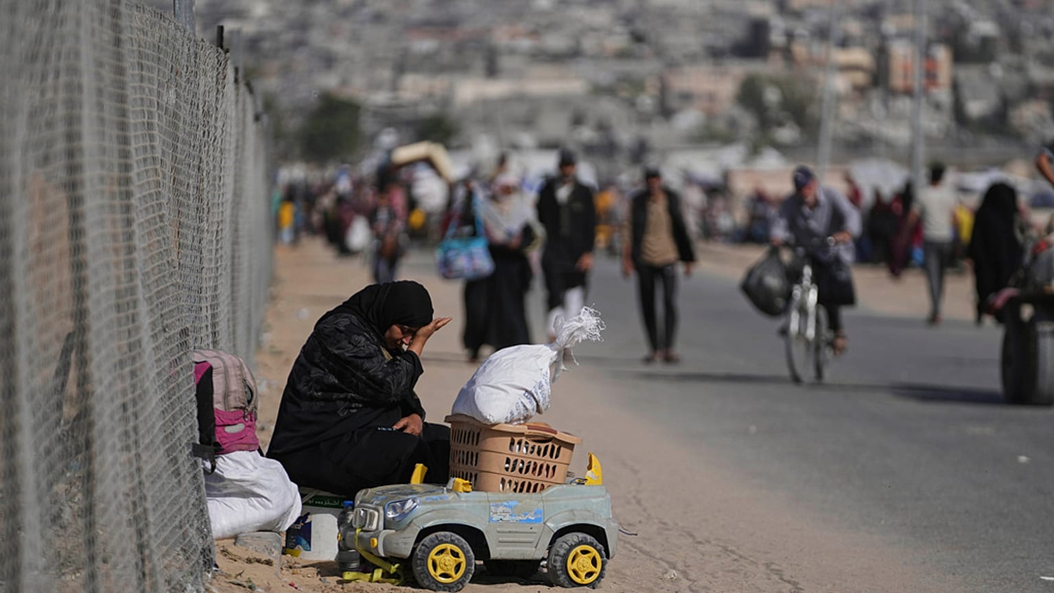 فلسطينيون نازحون يفرّون من خان يونس جنوب غزة وسط استمرار الهجوم العسكري الإسرائيلي، الإثنين 19 أيار/ مايو 2025.