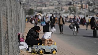 فلسطينيون نازحون يفرّون من خان يونس جنوب غزة وسط استمرار الهجوم العسكري الإسرائيلي، الإثنين 19 أيار/ مايو 2025.