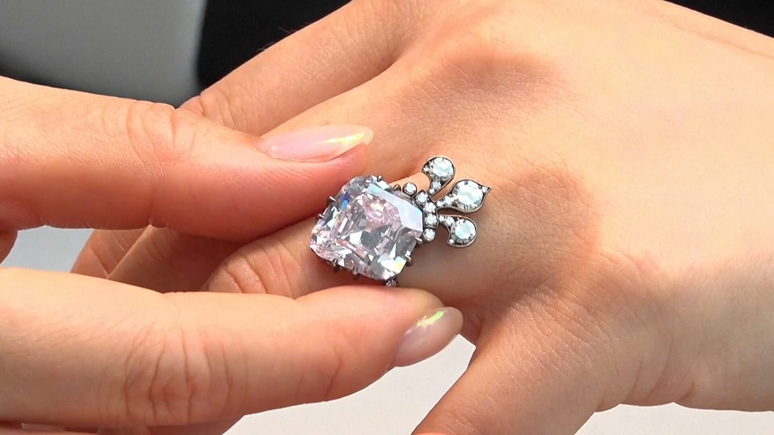ANILLO DE DIAMANTE ROSA QUE PERTENECIÓ A LA HIJA DE MARÍA ANTONIETA A SUBASTA