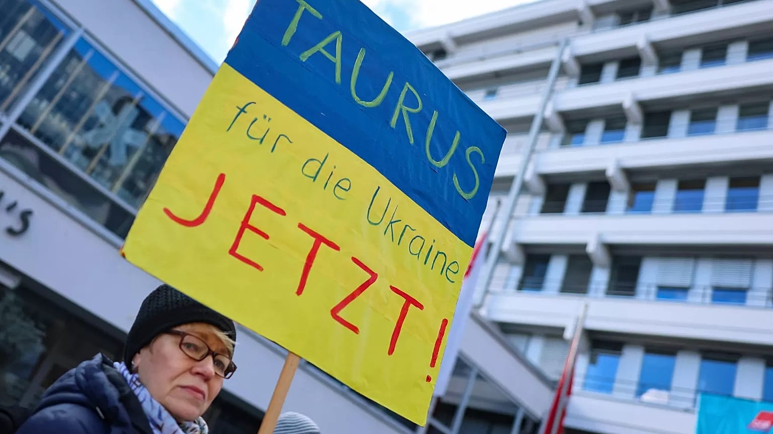 Una manifestación en solidaridad con Ucrania en el Kornmarkt de Nuremberg, Alemania, el sábado 24 de febrero de 2025