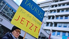 Nürnberg kentinde 24 Şubat Cumartesi günü düzenlenen Ukrayna ile dayanışma mitinginde bir katılımcı Taurus seyir füzelerinin teslim edilmesini talep eden bir poster taşıdı.