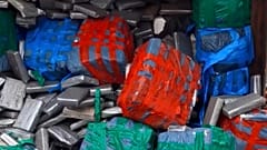 Antwerp Limanı'ndaki bir konteynerden plastiğe sarılı torbalar ve uyuşturucu maddeler boşaltılıyor, 2021 
