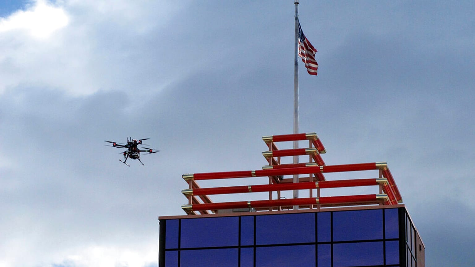  طائرة بدون طيار فوق وسط مدينة رينو بولاية نيفادا 