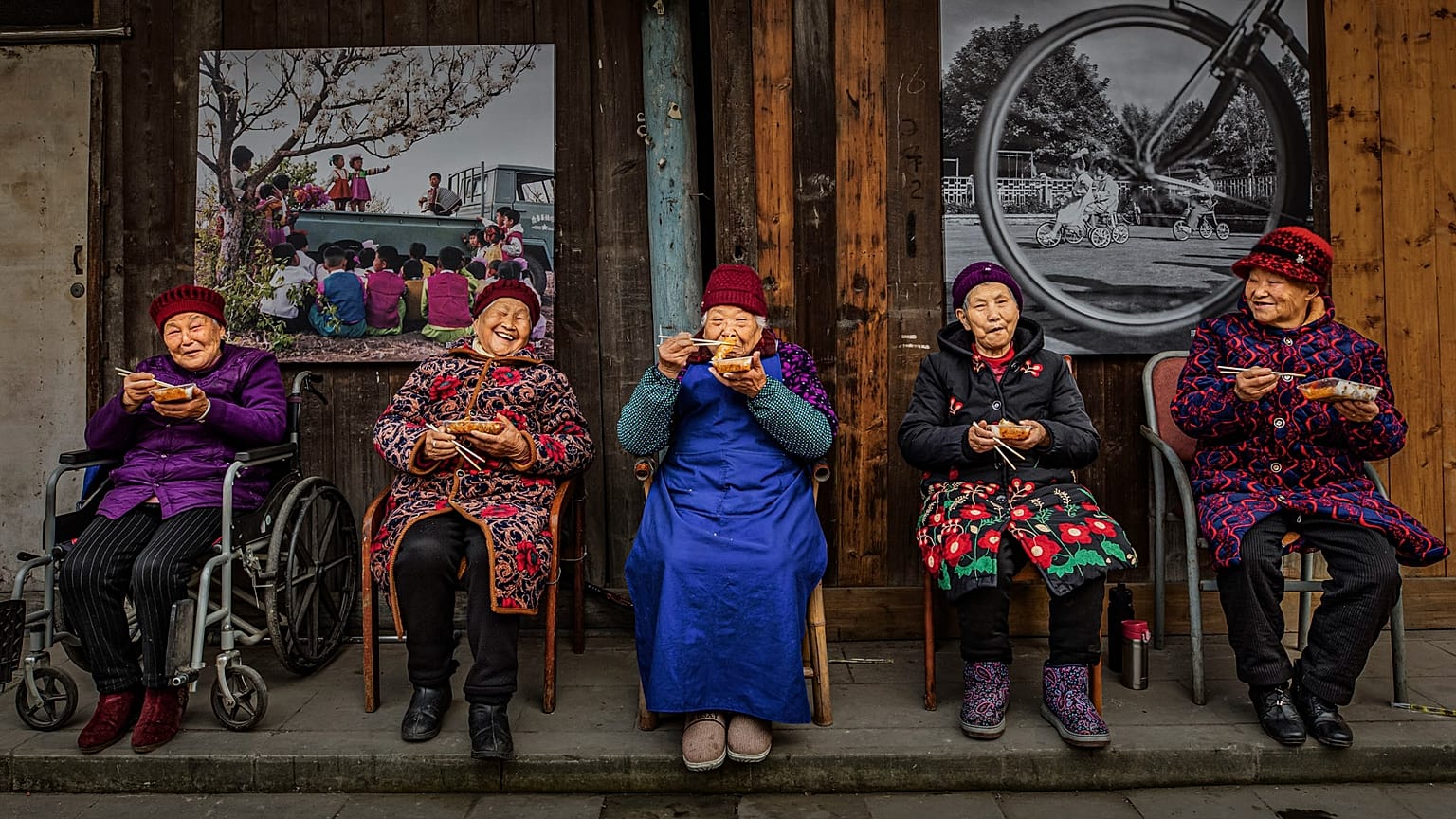The Elderly Having Delicious Food του Xiaoling Li (ΟΛΟΚΛΗΡΩΤΙΚΟΣ ΝΙΚΗΤΗΣ) 