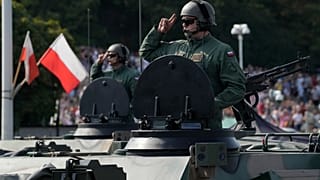 La Pologne présente ses forces armées en pleine croissance et modernisation lors des célébrations annuelles de la fête des forces armées polonaises à Varsovie, Pologne, le 15 août 2024.