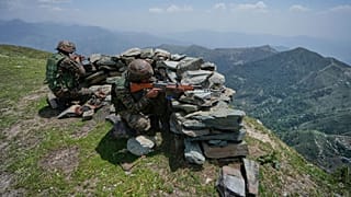 سربازان ارتش هند در نزدیکی یکی از پست‌های مقدماتی در امتداد مرز میان هند و پاکستان