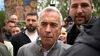 Geçen yıl iptal edilen seçimlerin ilk turunun galibi Calin Georgescu, Bükreş'teki savcılık binasında, 27 Mayıs 2025