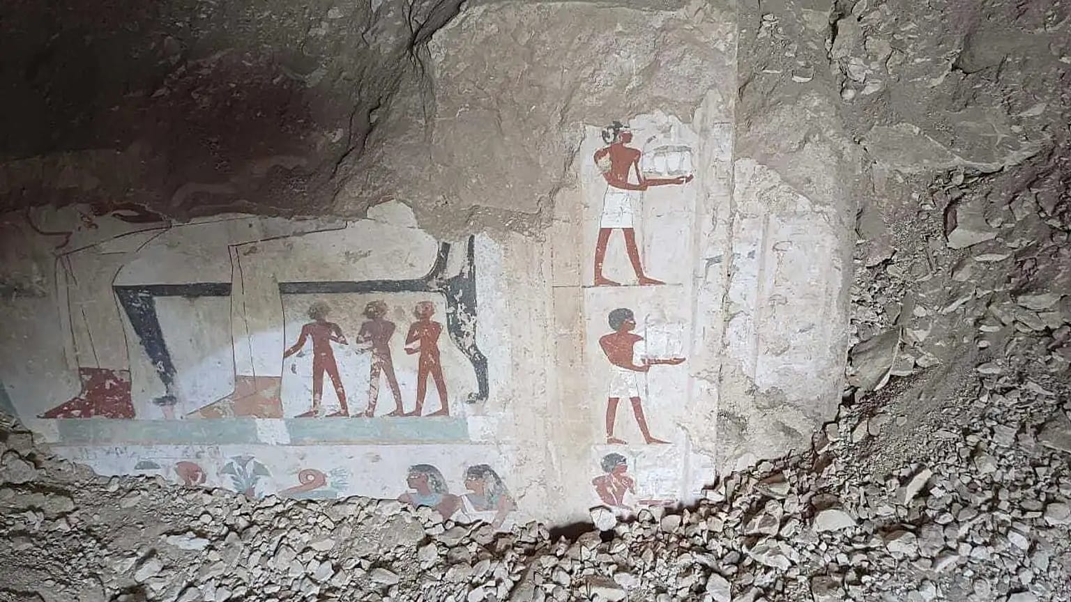  في هذه الصورة غير المؤرخة ، تم الكشف عن الهيروغليفية في المقابر الثلاثة الجديدة لكبار رجال الدولة التي تم العثور عليها في منطقة مقبرة درعة أبو النجا في الأقصر ، مصر