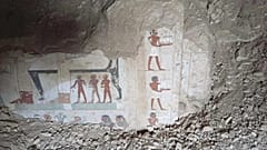  في هذه الصورة غير المؤرخة ، تم الكشف عن الهيروغليفية في المقابر الثلاثة الجديدة لكبار رجال الدولة التي تم العثور عليها في منطقة مقبرة درعة أبو النجا في الأقصر ، مصر