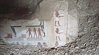  في هذه الصورة غير المؤرخة ، تم الكشف عن الهيروغليفية في المقابر الثلاثة الجديدة لكبار رجال الدولة التي تم العثور عليها في منطقة مقبرة درعة أبو النجا في الأقصر ، مصر