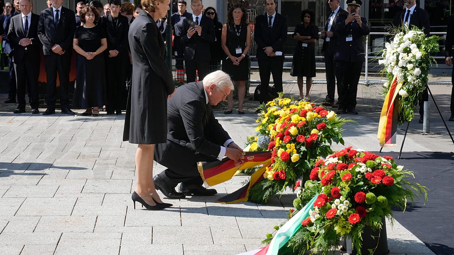 Il presidente tedesco Frank Walter Steinmeier e sua moglie partecipano alla cerimonia per le vittime dell'attacco con coltello a Solingen, in Germania, 1 settembre 2024