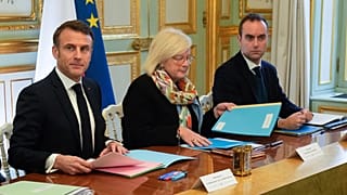 El presidente francés, Emmanuel Macron (izquierda) y la ministra francesa de Trabajo y Sanidad, Catherine Vautrin (centro).