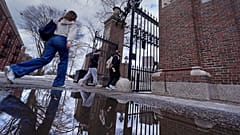 İnsanlar, Harvard Üniversitesi'nin kapısından geçerken, 26 Şubat 2025