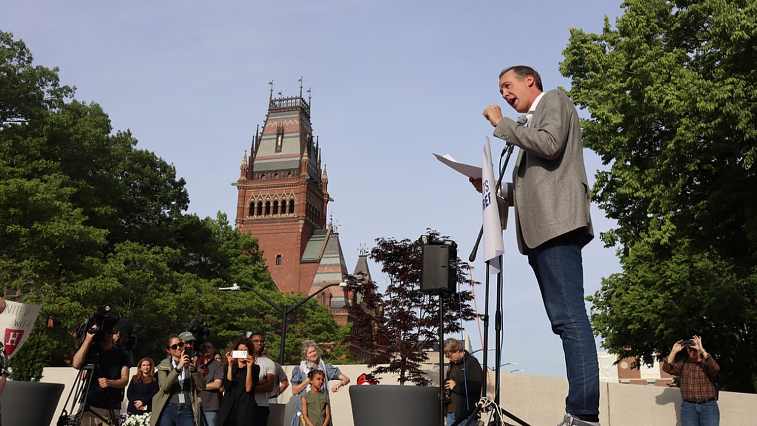 Ryan Enos, professore all'Università di Harvard, parla durante una protesta contro le recenti misure del presidente Donald Trump contro l'ateneo, 27 maggio 2025