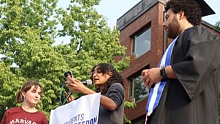 Estudiantes de Harvard en un escenario montado para una protesta contra las recientes decisiones de Trump, el martes 27 de mayo de 2025, en Cambridge, Massachusetts (EE.UU.).