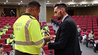 Secretario de Estado de Seguridad junto a un policía.