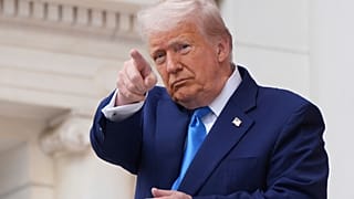Donald Trump durante la 157ª Celebración Nacional del Día de los Caídos en el Cementerio Nacional de Arlington