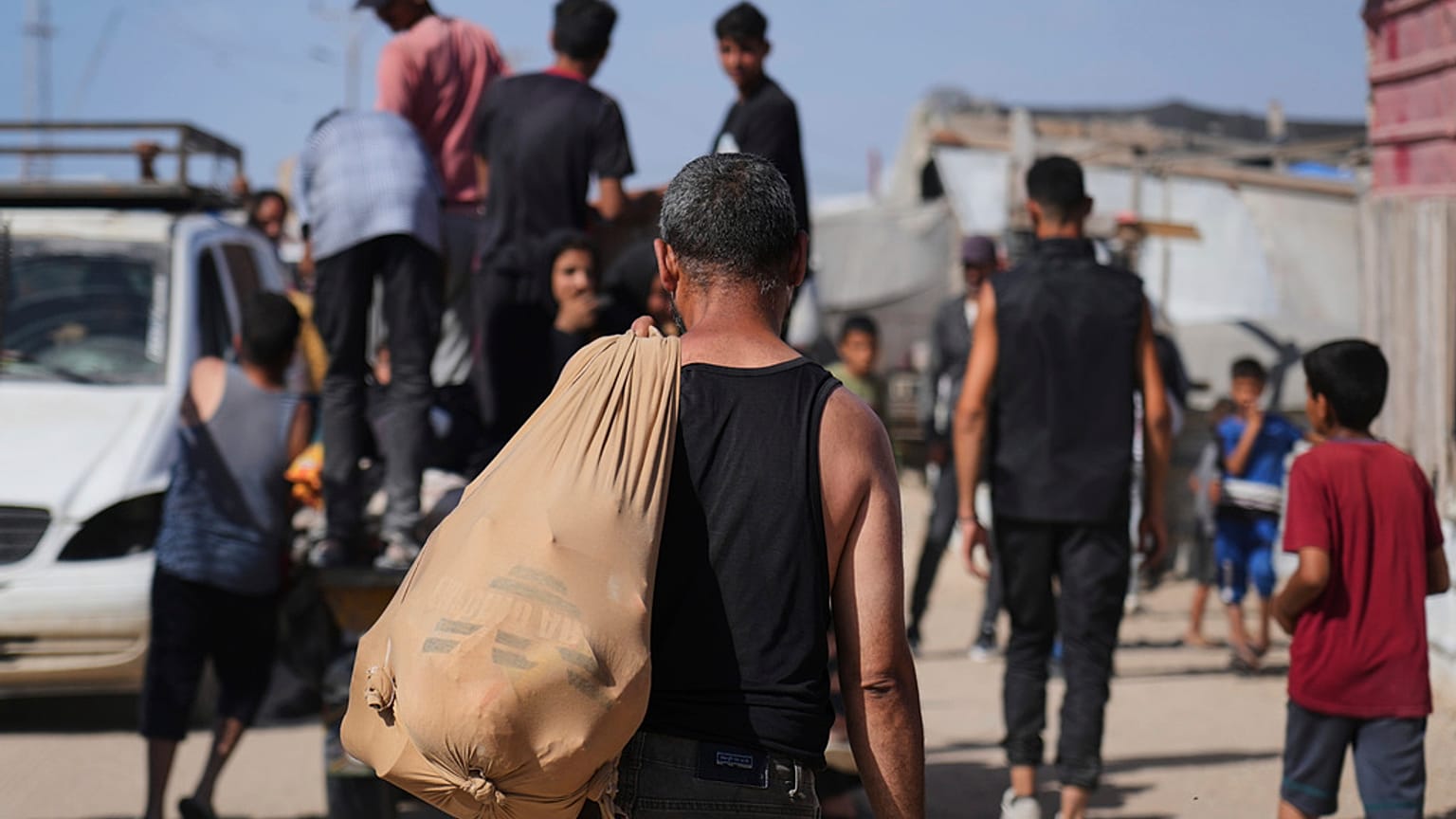 يحمل الفلسطينيون طرودًا غذائية ومساعدات إنسانية، في رفح جنوب قطاع غزة، يوم الثلاثاء 27 مايو 2025.