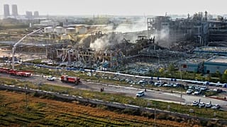 Des pompiers éteignent les incendies sur le site de l'explosion d'une usine chimique à Gaomi, dans la province de Shandong, le mardi 27 mai 2025