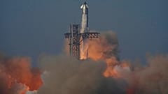 Starship компании SpaceX совершает испытательный полёт с базы Starbase в Техасе, 27 мая 2025 года.