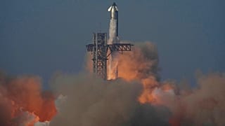 Starship компании SpaceX совершает испытательный полёт с базы Starbase в Техасе, 27 мая 2025 года.