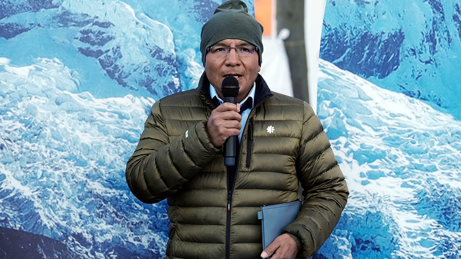 Peruwiański rolnik Luciano Lliuya rozmawia z mediami przed zdjęciami lodowca wykonanymi przez aktywistów w Wyższym Sądzie Okręgowym w Hamm (Niemcy).