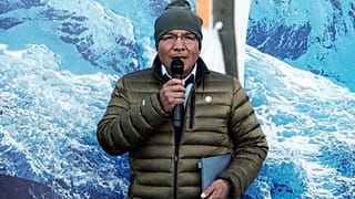 L'agriculteur péruvien Luciano Lliuya s'adresse aux médias devant des images de glaciers tenues par des activistes devant la Cour d'appel de Hamm (Allemagne)