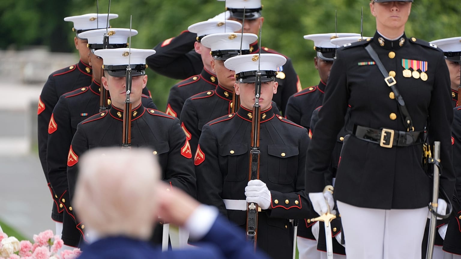 El presidente Donald Trump saluda durante una ceremonia de colocación de coronas del Día de los Caídos en el Cementerio Nacional de Arlington, en Arlington, 26 de mayo de 2025.