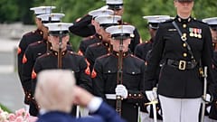 El presidente Donald Trump saluda durante una ceremonia de colocación de coronas del Día de los Caídos en el Cementerio Nacional de Arlington, en Arlington, 26 de mayo de 2025.