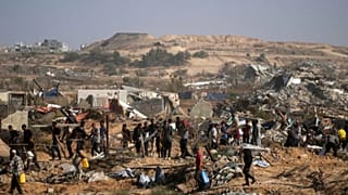 آوارگان فسلطینی در حال حرکت به سمت یک مرکز توزیع کمک‌های انسان‌دوستانه در غزه