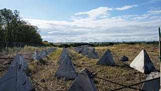 Ein als "Drachenzähne" bekanntes Panzerabwehrsystem bedeckt ein Feld an der russisch-ukrainischen Grenze in der Region Sumy in der Ukraine,
