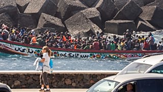 Un cayuco de migrantes desembarca en el Puerto de la Restinga, en el Hierro, el pasado julio de 2024.