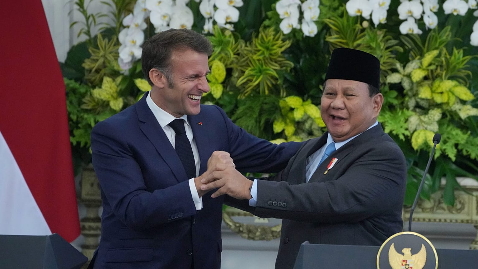 Emmanuel Macron francia elnök kezet fog Prabowo Subianto indonéz elnökkel egy sajtótájékoztató után Jakartában, 2025. május 28-án.