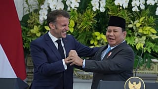 El presidente francés, Emmanuel Macron, estrecha la mano del presidente indonesio, Prabowo Subianto, tras una rueda de prensa en Yakarta, 28 de mayo de 2025.