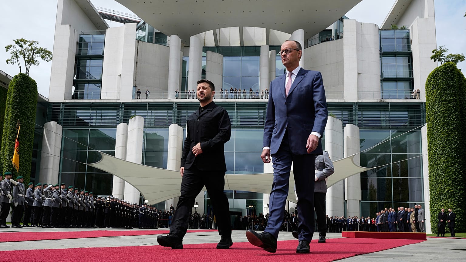 Almanya Şansölyesi Friedrich Merz ve Ukrayna Devlet Başkanı Volodymyr Zelenskyy, Berlin'deki Başbakanlık binasında düzenlenen resmi kabul sırasında, 28 Mayıs 2025