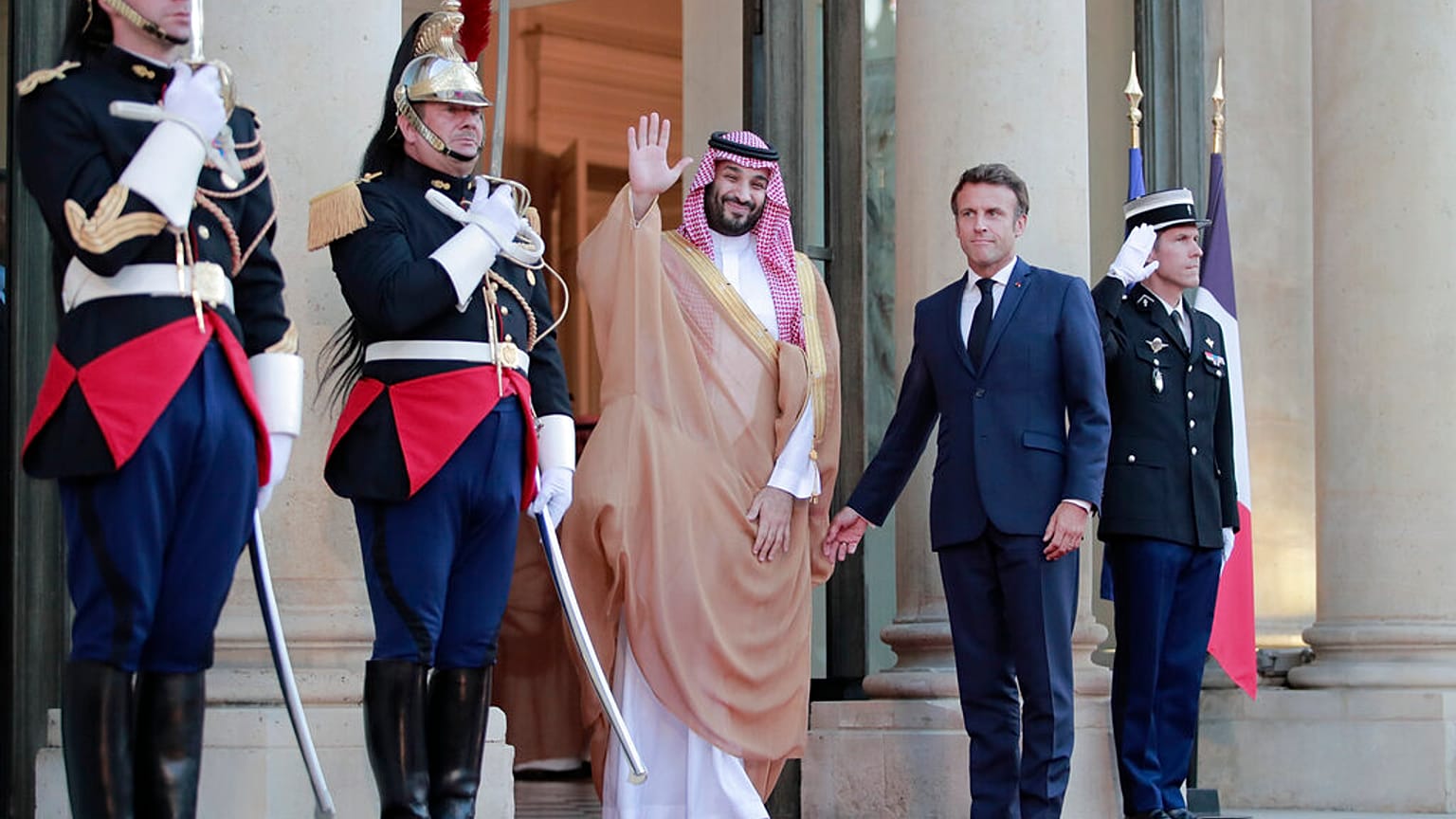استقبل الرئيس الفرنسي إيمانويل ماكرون ولي العهد السعودي الأمير محمد بن سلمان في قصر الإليزيه بباريس، الخميس 28 يوليو/تموز 2022.